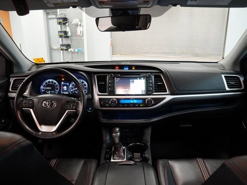 Used 2019 Toyota Highlander SE image 16