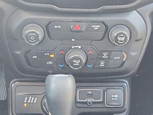 Used 2019 Jeep Renegade Latitude w/ Cold Weather Group image 18