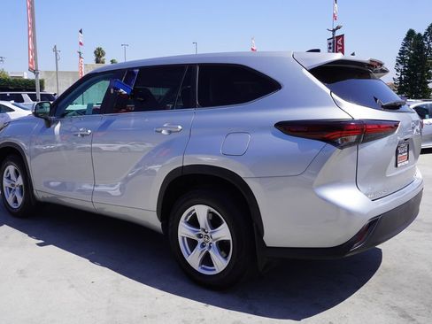 Used 2024 Toyota Highlander LE AWD/4WD image 5
