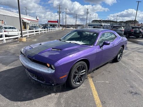 Used 2019 Dodge Challenger SXT w/ Driver Convenience Group image 7