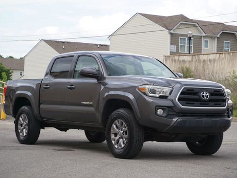 Used 2017 Toyota Tacoma SR5 w/ Tow Package RWD image 3