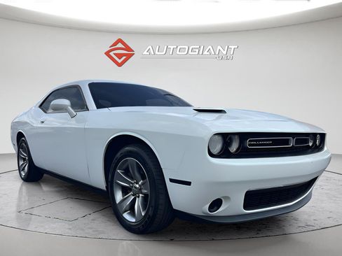 Used 2019 Dodge Challenger SXT RWD image 11