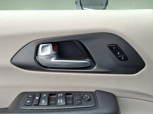 Used 2024 Chrysler Pacifica Touring-L FWD image 15