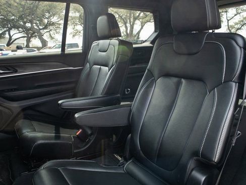 Used 2024 Jeep Grand Cherokee L Limited w/ Black Appearance Package image 17