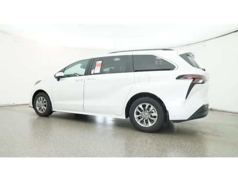 New 2026 Toyota Sienna XLE image 20
