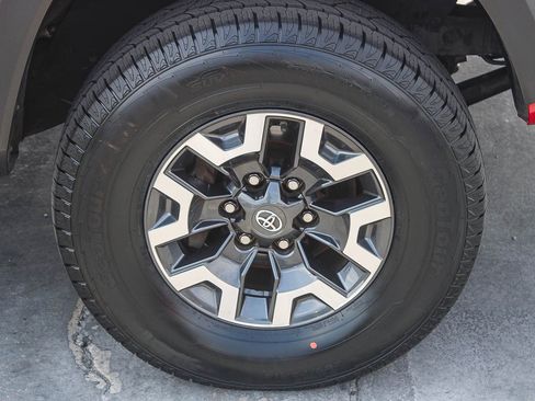 Used 2018 Toyota Tacoma TRD Off-Road RWD image 11