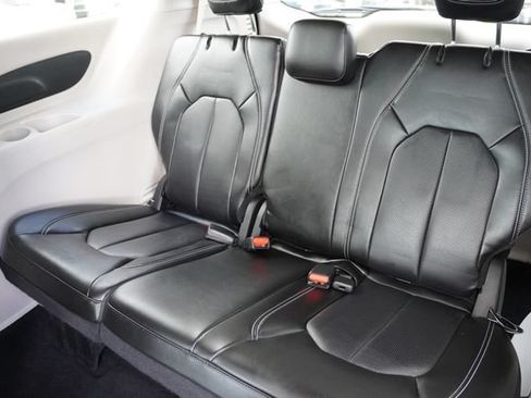 Used 2023 Chrysler Pacifica Touring-L FWD image 18