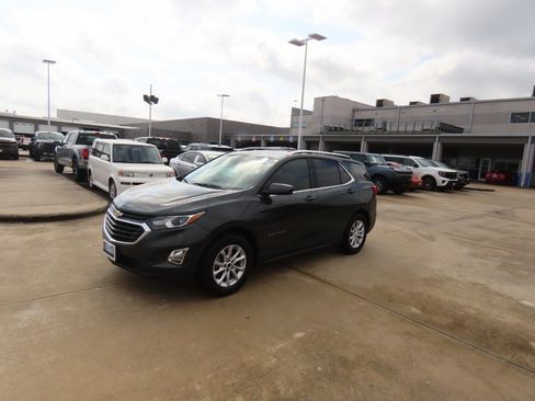 Used 2020 Chevrolet Equinox LT image 2