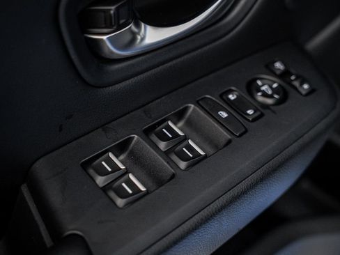 Used 2025 Honda Pilot TrailSport image 36