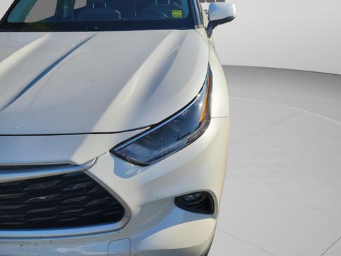 Used 2021 Toyota Highlander XLE AWD/4WD image 8