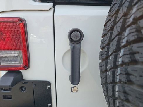 Used 2018 Jeep Wrangler Unlimited Sahara w/ Connectivity Group AWD/4WD image 33