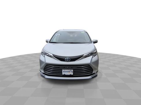 Used 2024 Toyota Sienna Platinum image 3