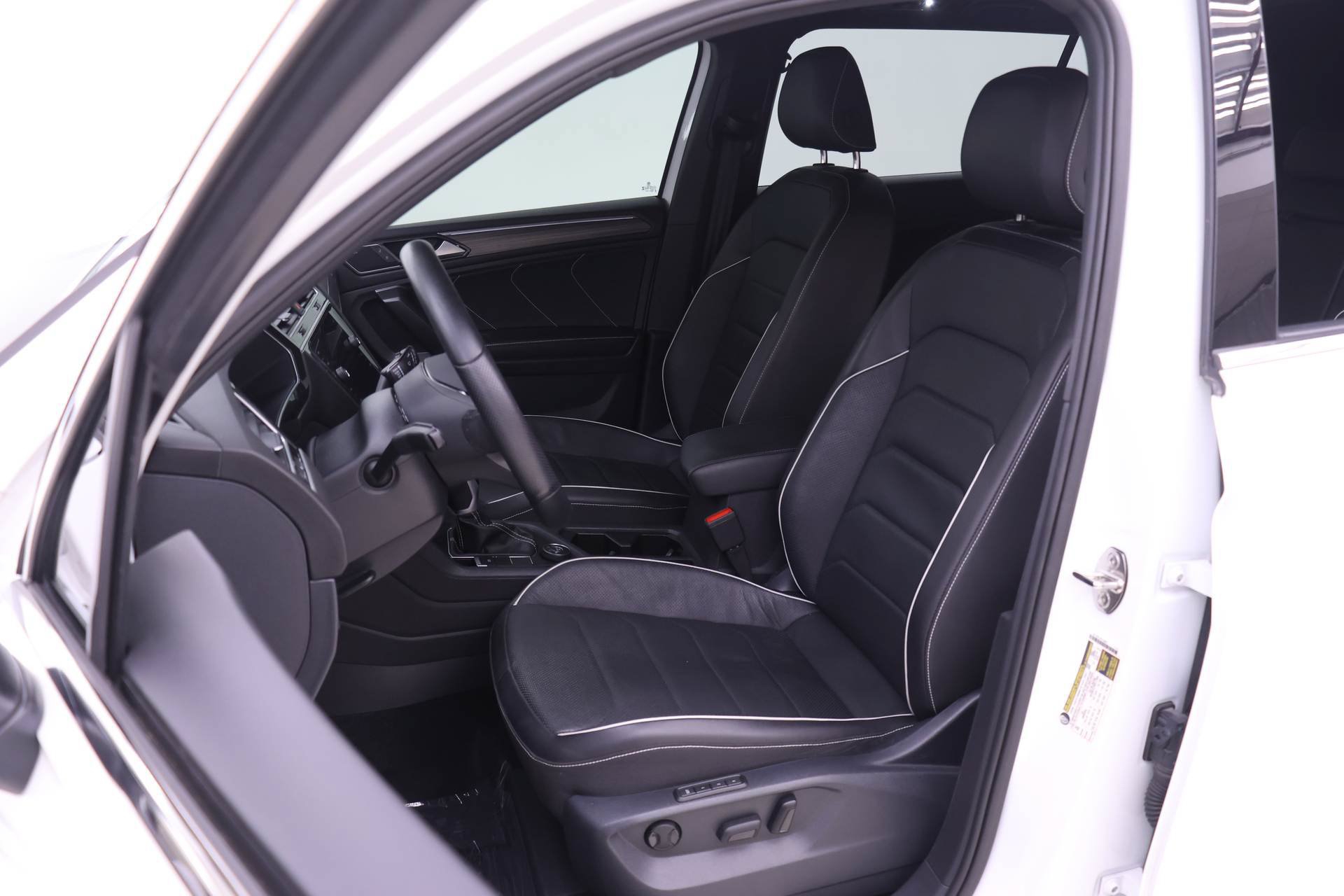 Used 2024 Volkswagen Tiguan SEL R-Line AWD/4WD image 6