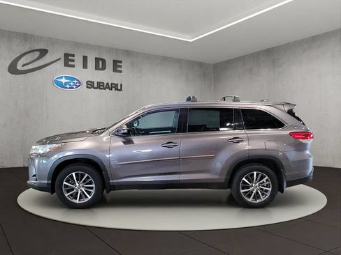 Used 2019 Toyota Highlander XLE AWD/4WD image 6