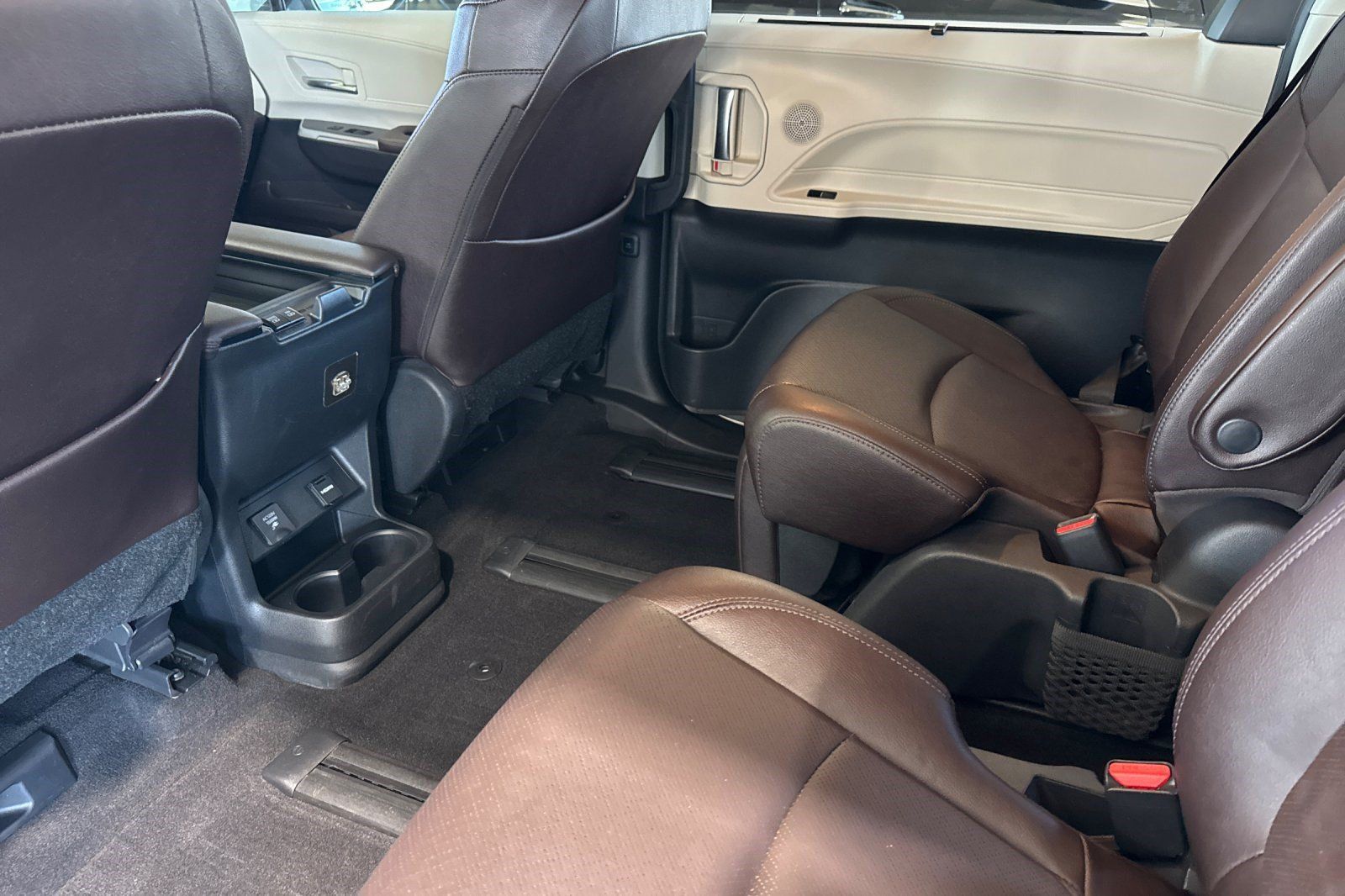 Used 2021 Toyota Sienna Platinum FWD image 27
