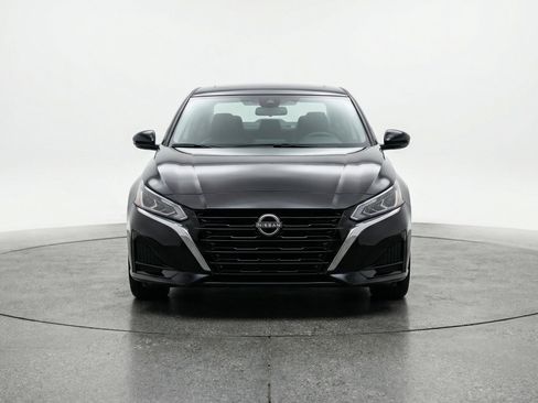 Used 2025 Nissan Altima 2.5 SV FWD image 2