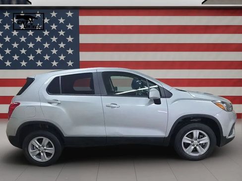 Used 2022 Chevrolet Trax LS w/ Tint and Cruise Package AWD/4WD image 4