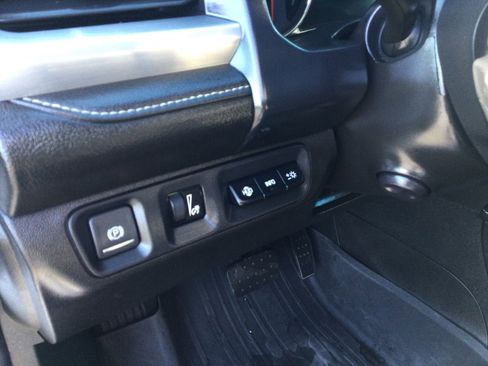 Used 2023 GMC Acadia SLT w/ Elevation Edition image 16