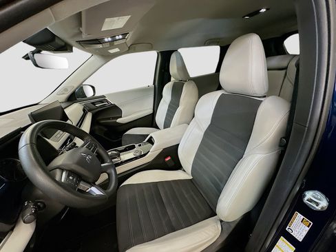 Used 2025 Mitsubishi Outlander SE image 13