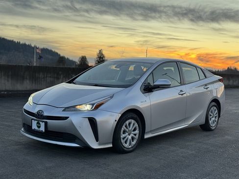 Used 2019 Toyota Prius LE image 1