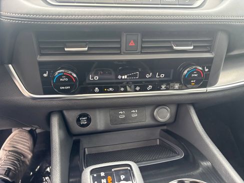 Used 2024 Nissan Rogue SV w/ SV Premium Package AWD/4WD image 16