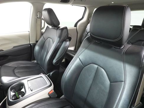 Used 2024 Chrysler Pacifica Touring-L image 12