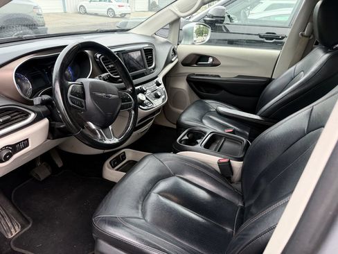 Used 2019 Chrysler Pacifica Touring-L FWD image 9