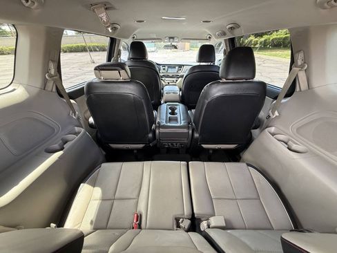 Used 2020 Kia Sedona EX FWD image 13