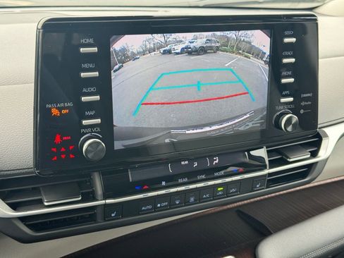 Used 2023 Toyota Sienna XLE image 35
