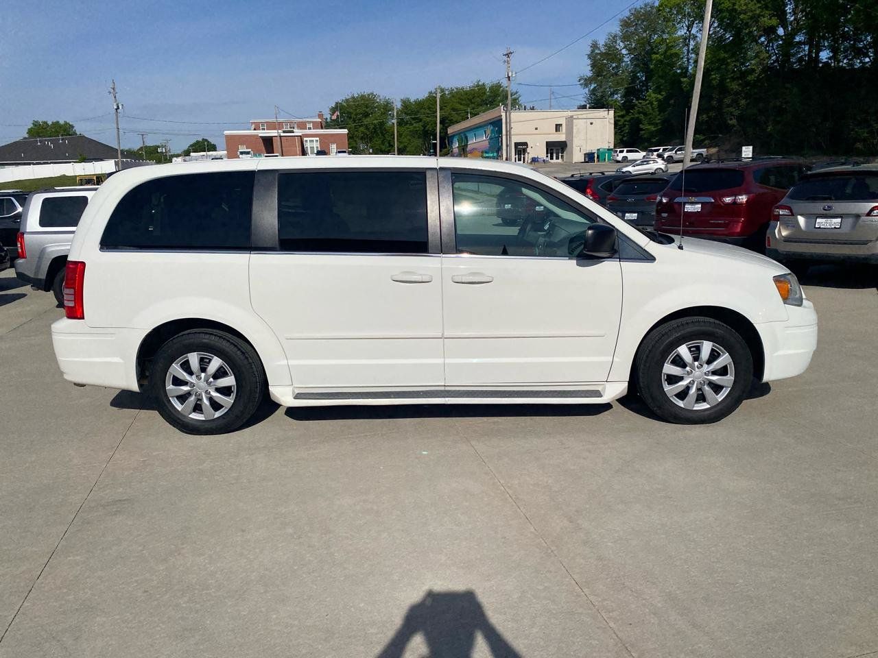 Used 2010 Chrysler Town & Country LX w/ PWR Convenience Group FWD image 5