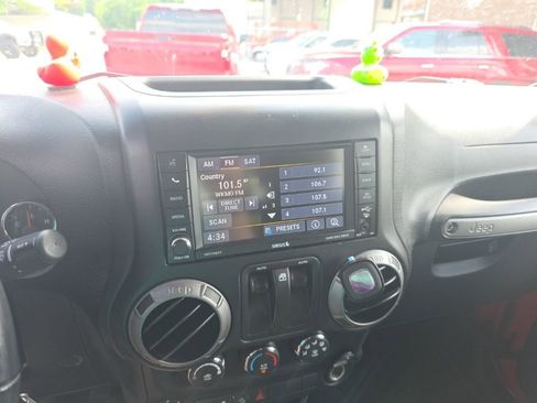 Used 2018 Jeep Wrangler Sport AWD/4WD image 9