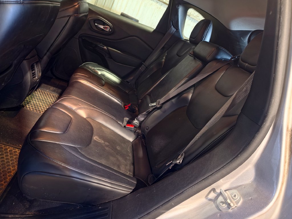 Used 2019 Jeep Cherokee Latitude Plus AWD/4WD image 8