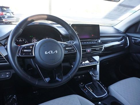 Used 2023 Kia Seltos EX image 40