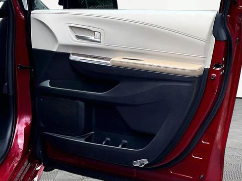 Used 2024 Toyota Sienna XLE FWD image 23