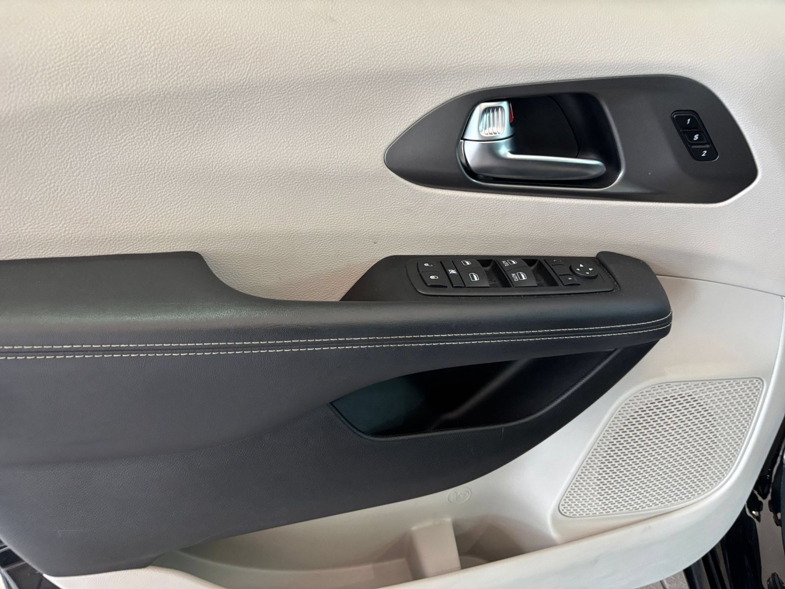 Used 2024 Chrysler Pacifica Touring-L FWD image 18