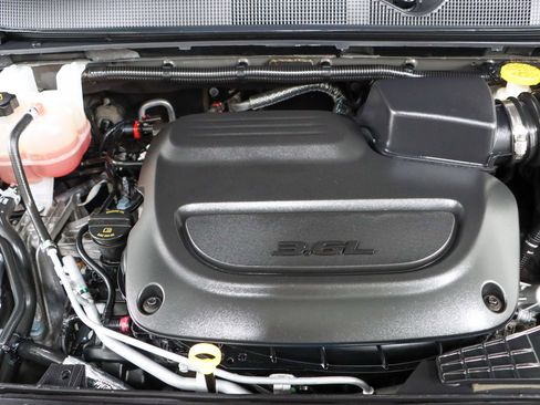 Used 2023 Chrysler Pacifica Touring-L FWD image 31