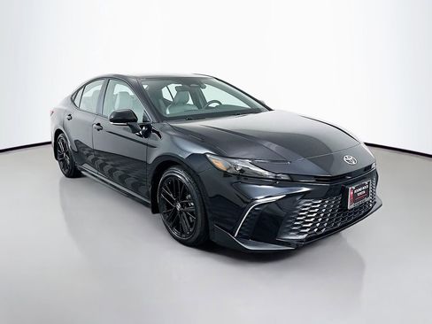 Used 2025 Toyota Camry SE image 3