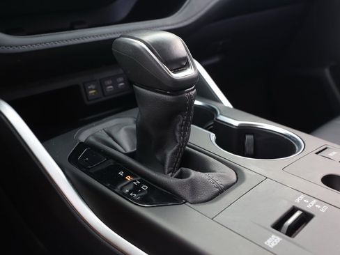 Used 2024 Toyota Highlander XLE image 31