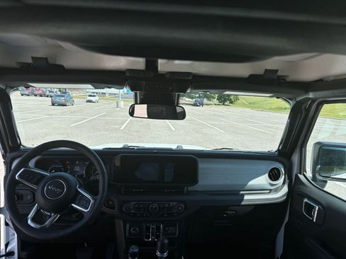 Used 2025 Jeep Wrangler Sahara image 32