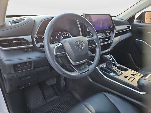 Certified 2024 Toyota Highlander XLE AWD/4WD image 9