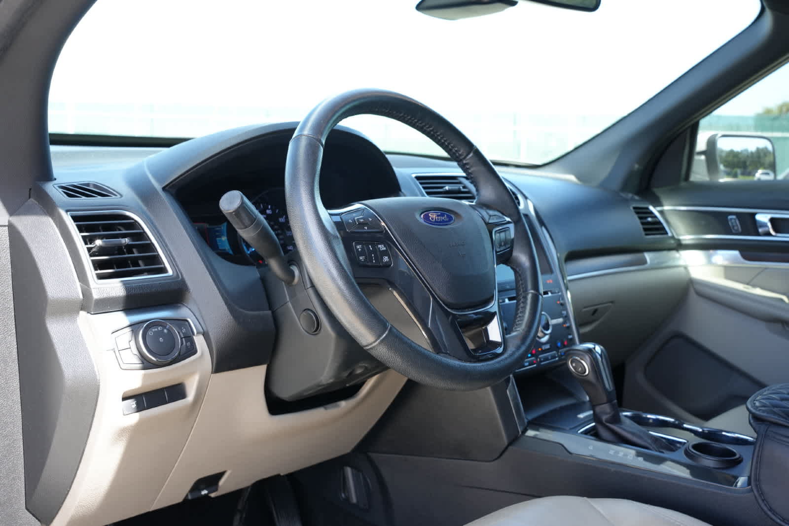 Used 2018 Ford Explorer Limited w/ Ford Safe & Smart Package FWD image 15