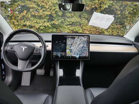 Used 2019 Tesla Model 3 Standard Range image 7