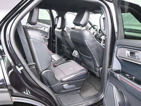 Used 2025 Ford Explorer ST-Line w/ Premium Package image 32
