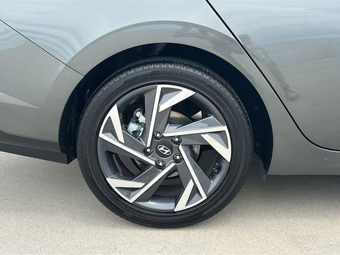 Used 2025 Hyundai Elantra Limited FWD image 17