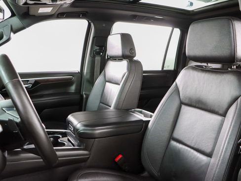 Used 2025 Chevrolet Suburban LT w/ Comfort Package image 27