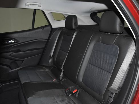 Used 2025 Chevrolet Trax LT w/ LT Convenience Package FWD image 25