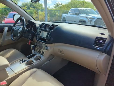 Used 2013 Toyota Highlander SE image 28