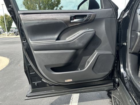 Used 2022 Toyota Highlander Platinum image 14