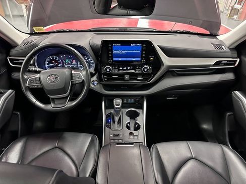 Certified 2022 Toyota Highlander XLE image 11