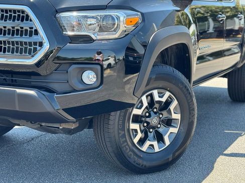 Used 2017 Toyota Tacoma TRD Off-Road AWD/4WD image 5